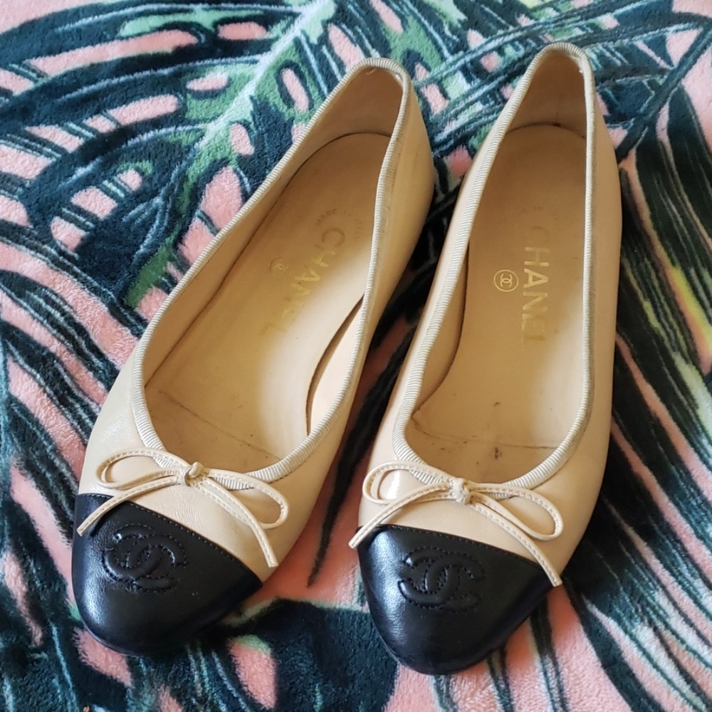 CHANEL Tan Black Cap Toe Ballet Flats Size 35 1/2